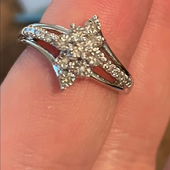 Antique Style Marquise 1/4 ct Diamond Ring - Picture 5 of 9